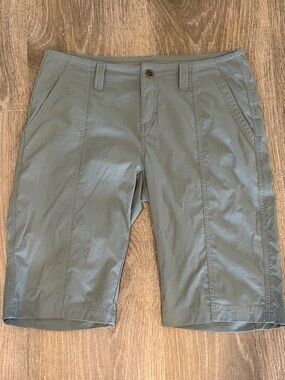 Royal Robbins Women’s Flat-Front Hiking Shorts in Sage